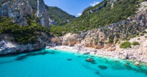 Uma ma das melhores praias para se visitar: Praia de Cala Goloritzé, Itália