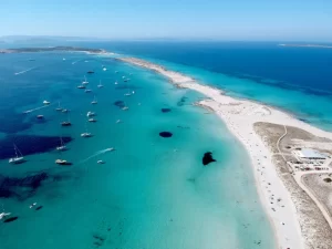 Uma ma das melhores praias para se visitar: : Imagem aérea da Praia de Ses Illetes