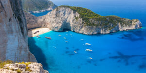 Uma ma das melhores praias para se visitar: Praia de Navagio na Grécia com o navio naufragado.