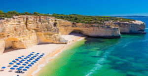 Uma ma das melhores praias para se visitar: Praia da Marinha Portugal, vista de drone